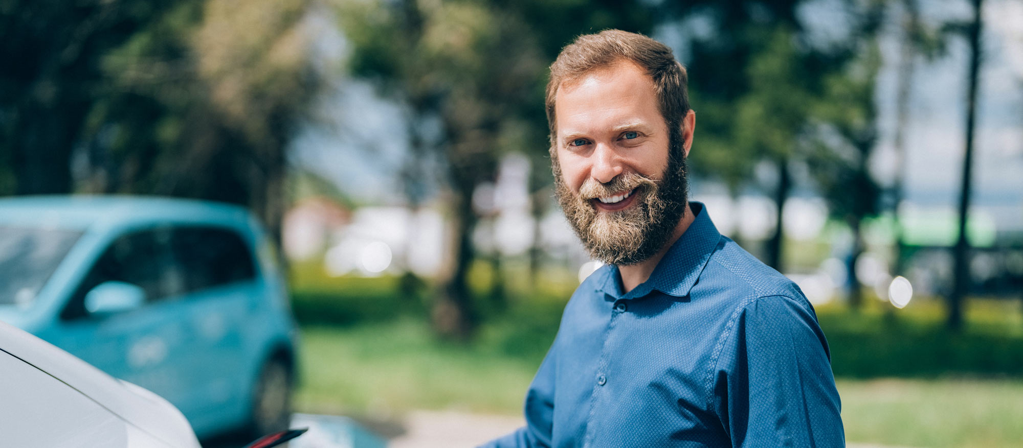 Kvinnlig trädgårdsmästare pratar i telefon