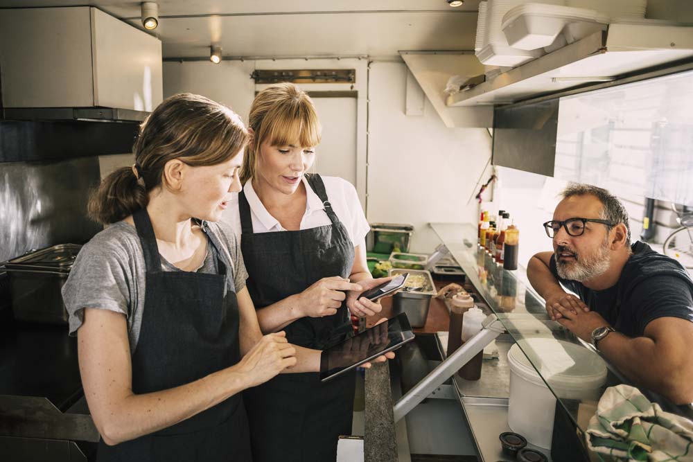 Kollegor som står i en foodtruck