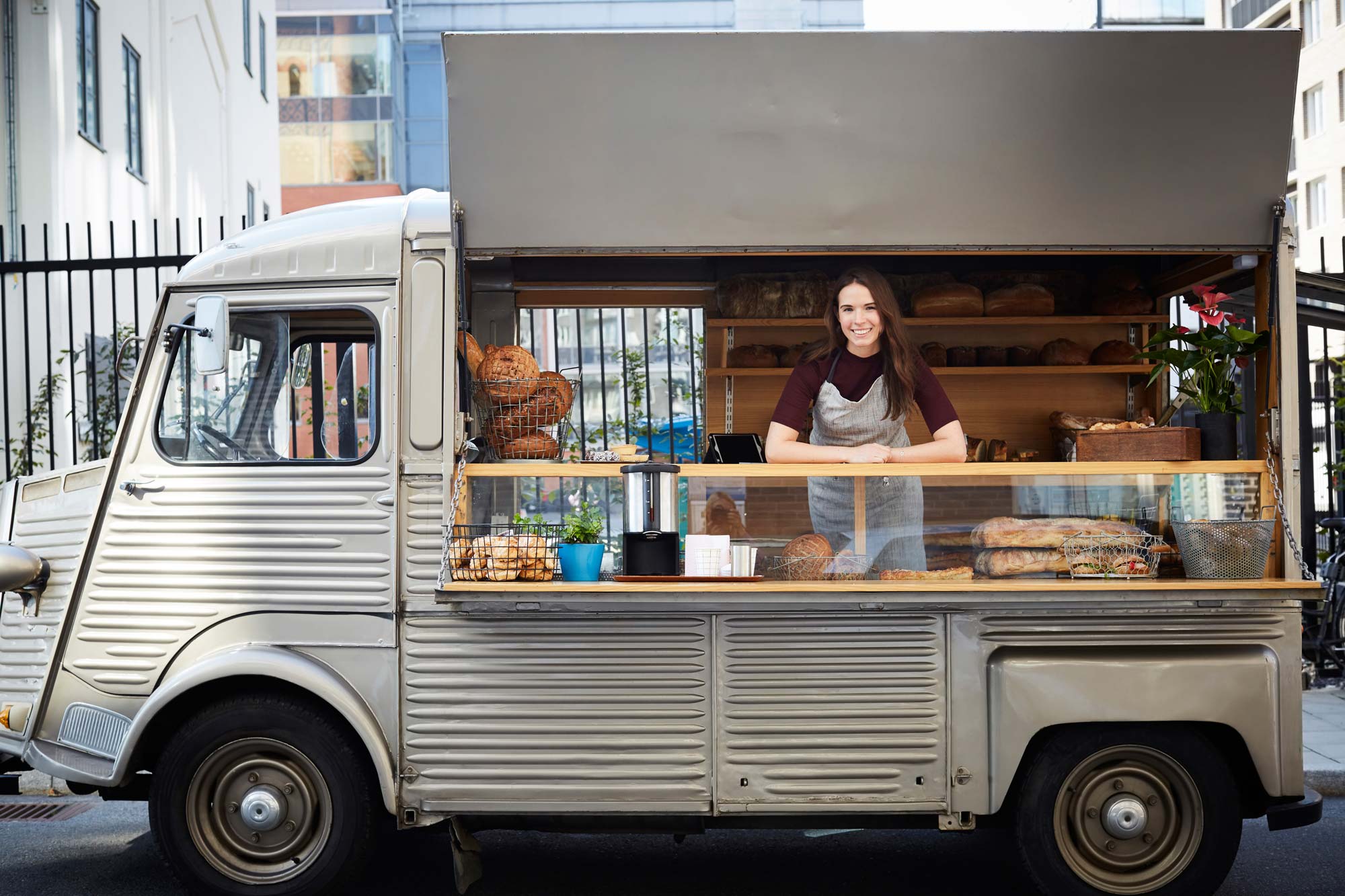 Kvinna i en foodtruck