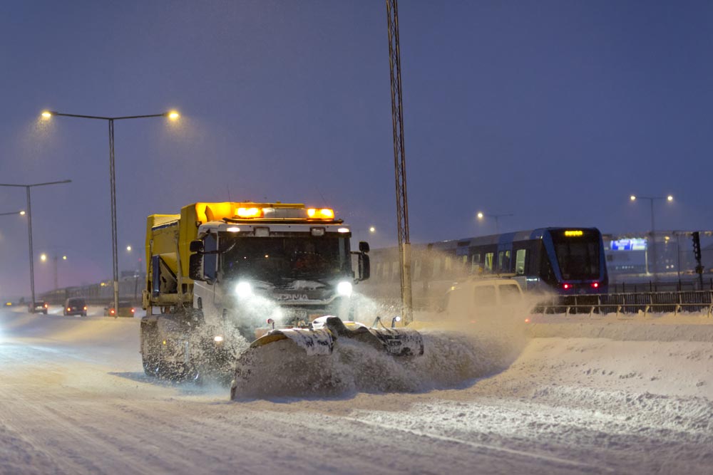 Plogbil som plogar snö.