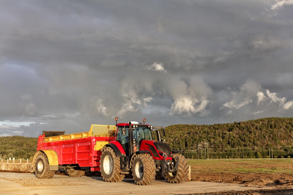 Traktor med en gödselmaskin.