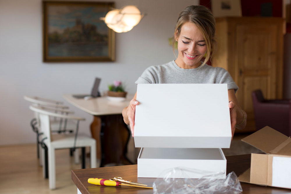 Kvinna öppnar ett paket.