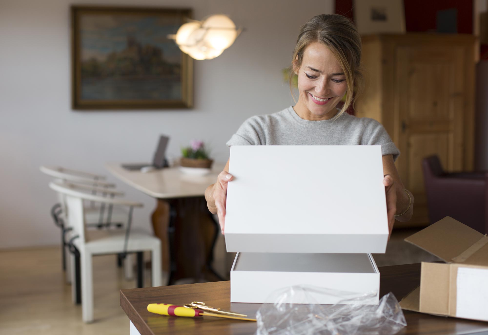 Kvinna öppnar paket från något hon beställt online
