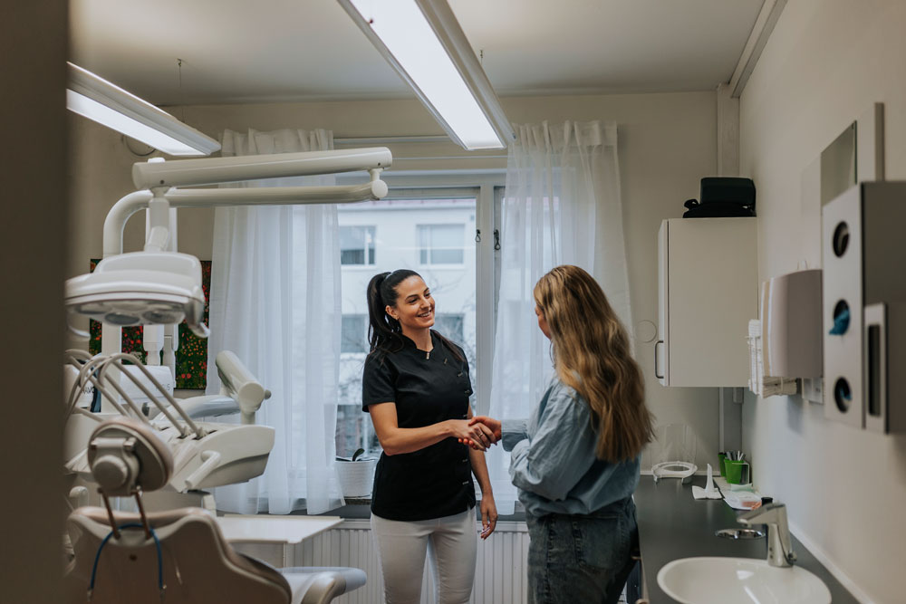 En kvinnlig tandläkare med patient.