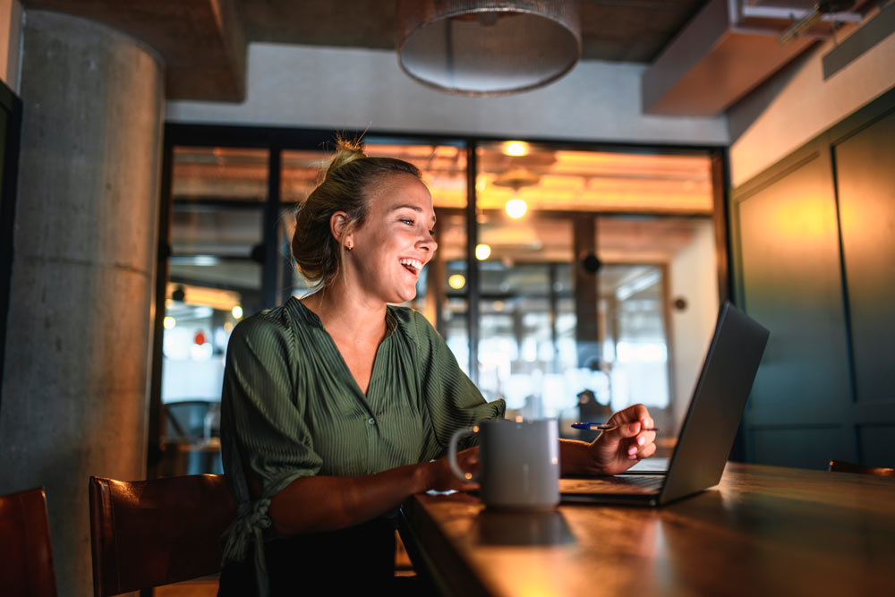 En kvninna i videomöte